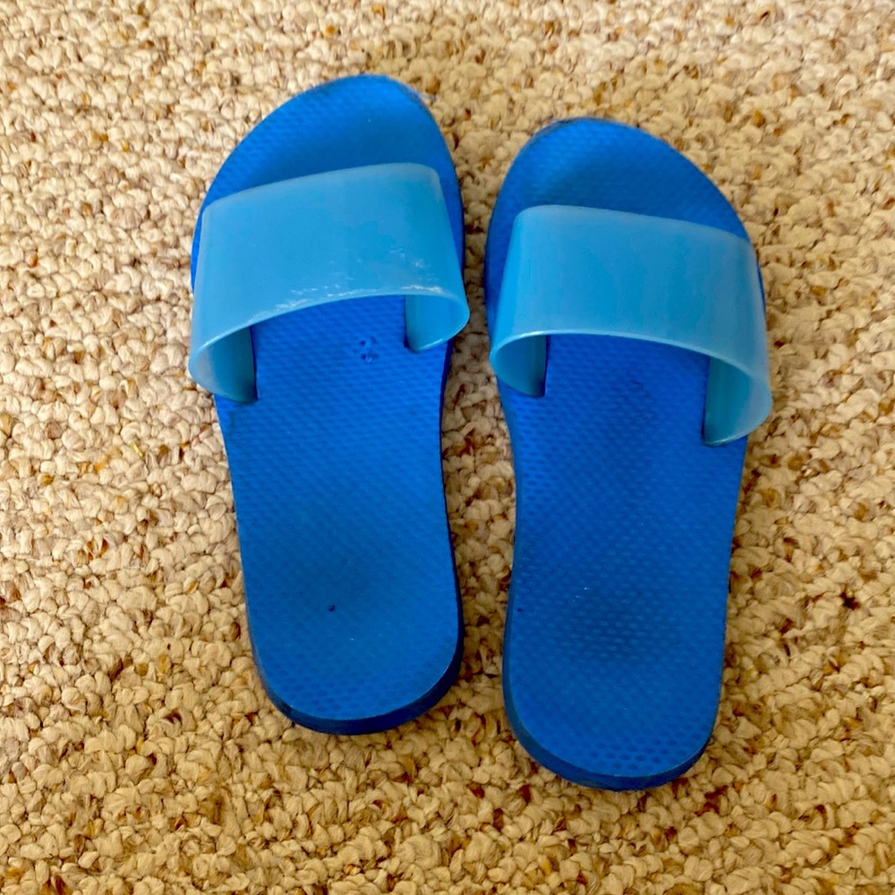 Blue beach sandals size 4